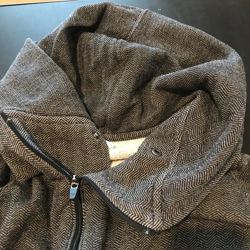 Under Armour Jacket - Picture 5 of 13